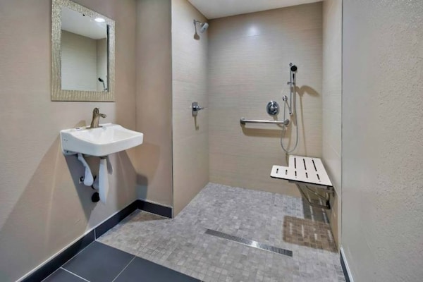 Foto van 1 tweepersoonsbed (queensize) | Rookvrij - Vakantiehuis in Lawndale - BathRoom