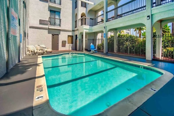 Foto van 1 tweepersoonsbed (queensize) | Rookvrij - Vakantiehuis in Lawndale - Pool