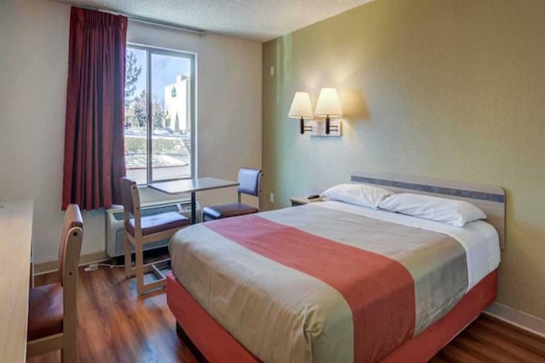 Foto van 1 queensize bed | Mob Acc RI Shwr Nsmk Micfridg - Vakantiehuis in Greenwood Village - BedRoom