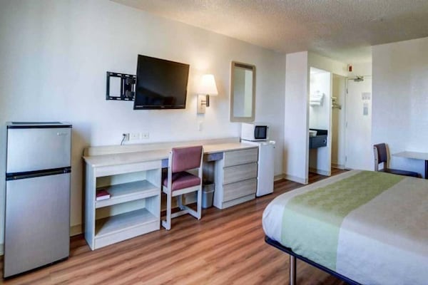 Foto van 1 queensize bed | Mob Acc RI Shwr Nsmk Micfridg - Vakantiehuis in Greenwood Village - BedRoom