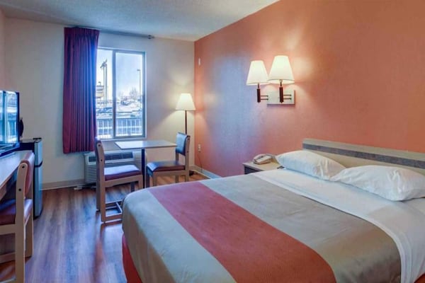 Foto van 1 queensize bed | Mob Acc RI Shwr Nsmk Micfridg - Vakantiehuis in Greenwood Village - BedRoom