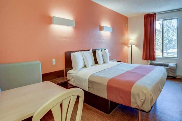 Foto van 1 queensize bed | Mob Acc RI Shwr Nsmk Micfridg - Vakantiehuis in Greenwood Village - BedRoom
