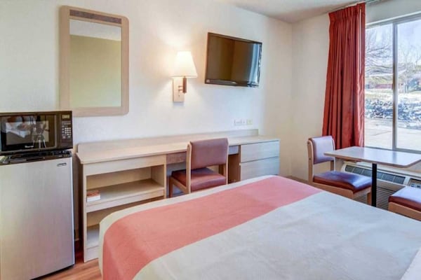 Foto van 1 queensize bed | Mob Acc RI Shwr Nsmk Micfridg - Vakantiehuis in Greenwood Village - BedRoom