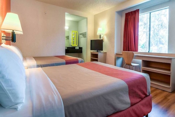 Foto van 2 queensize bedden | Deluxe, minikoelkast - Vakantiehuis in Rowland Heights - BedRoom