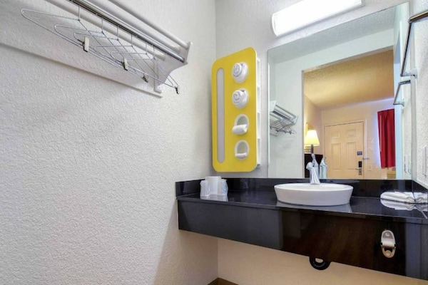 Foto van 2 queensize bedden | Deluxe, minikoelkast - Vakantiehuis in Rowland Heights - BathRoom