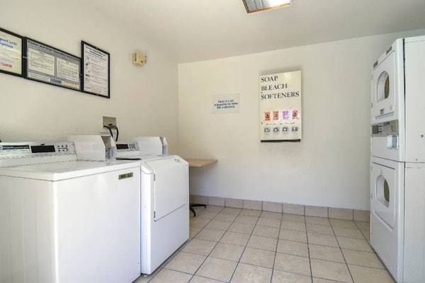 Foto van 2 queensize bedden | Deluxe, minikoelkast - Vakantiehuis in Rowland Heights - Facilities
