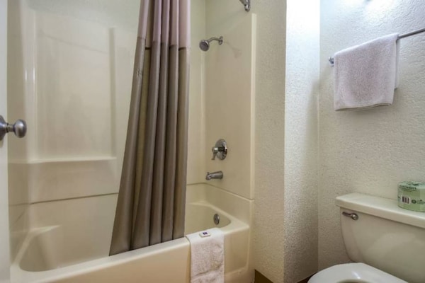 Foto van 2 queensize bedden | Deluxe, minikoelkast - Vakantiehuis in Rowland Heights - Facilities