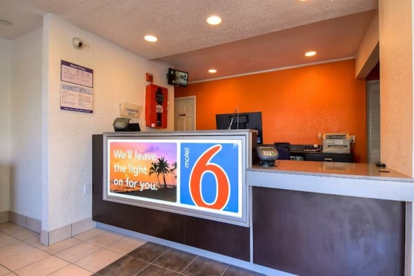 Foto van 2 queensize bedden | Deluxe, minikoelkast - Vakantiehuis in Rowland Heights - FloorPlan
