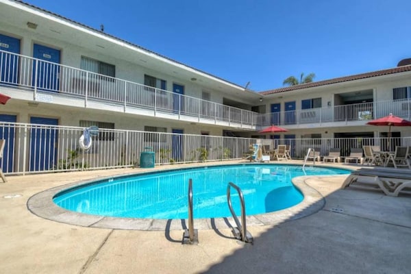 Foto van 2 queensize bedden | Deluxe, minikoelkast - Vakantiehuis in Rowland Heights - Pool