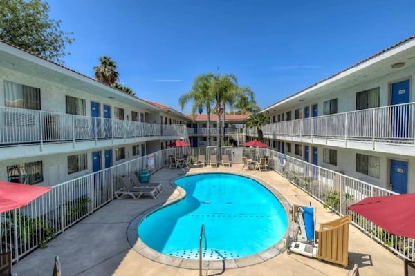 Foto van 2 queensize bedden | Deluxe, minikoelkast - Vakantiehuis in Rowland Heights - Pool
