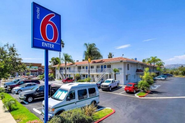 Foto van 2 queensize bedden | Deluxe, minikoelkast - Vakantiehuis in Rowland Heights - ExteriorSummer