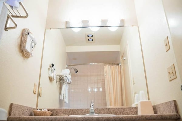 Foto van 1 kingsize bed | Suite, NSMK, keuken, slaapbank - Vakantiehuis in Anaheim - BathRoom