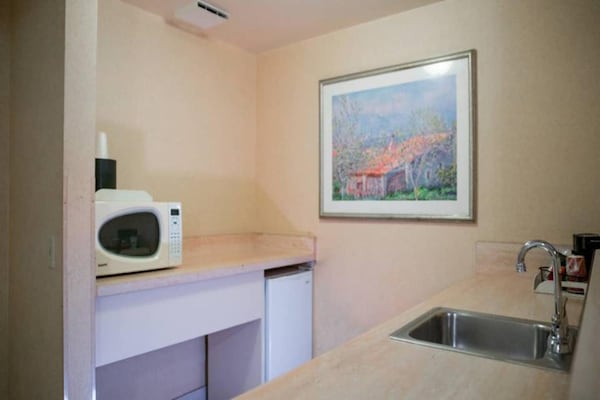 Foto van 1 kingsize bed | Suite, NSMK, keuken, slaapbank - Vakantiehuis in Anaheim - Facilities