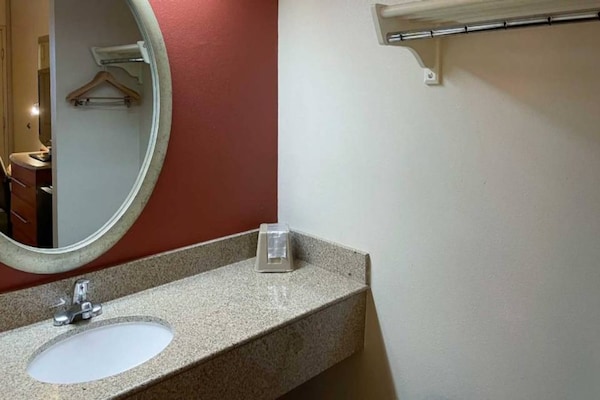 Foto van 1 kingsize bed | Rookvrij, koelkast - Vakantiehuis in Barstow - BathRoom