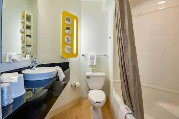 Foto van 2 tweepersoonsbedden | Toegankelijk voor mindervaliden | Badkuip | Keuken - BathRoom