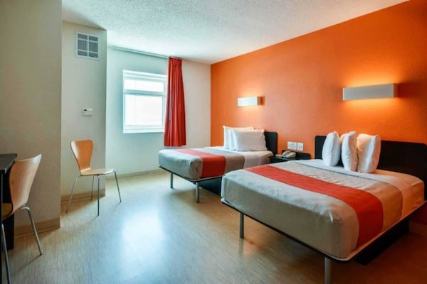 Foto van 2 tweepersoonsbedden | Toegankelijk voor mindervaliden | Badkuip | Keuken - BedRoom