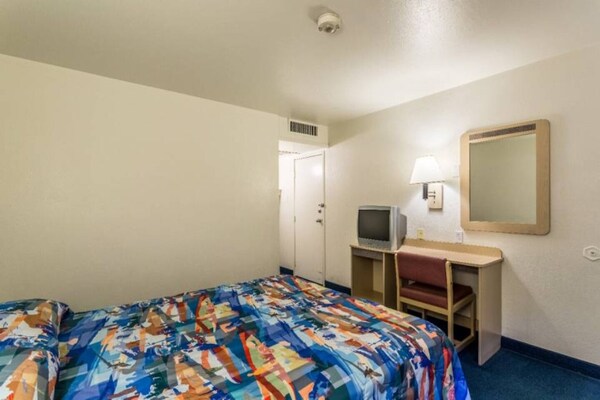 Foto van 1 tweepersoonsbed (queensize) | Niet-roken, koelkast (Micfridge) - BedRoom