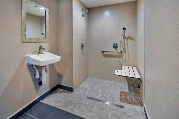 Foto van 2 tweepersoonsbedden (queensize) | Rookvrij - Vakantiehuis in Lawndale - BathRoom