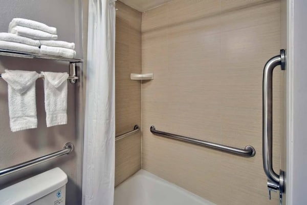Foto van 2 tweepersoonsbedden (queensize) | Rookvrij - Vakantiehuis in Lawndale - BathRoom