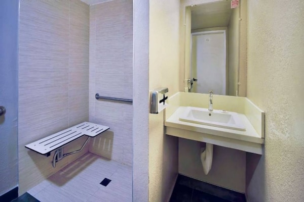 Foto van 2 tweepersoonsbedden (queensize) | Rookvrij - Vakantiehuis in Lawndale - BathRoom