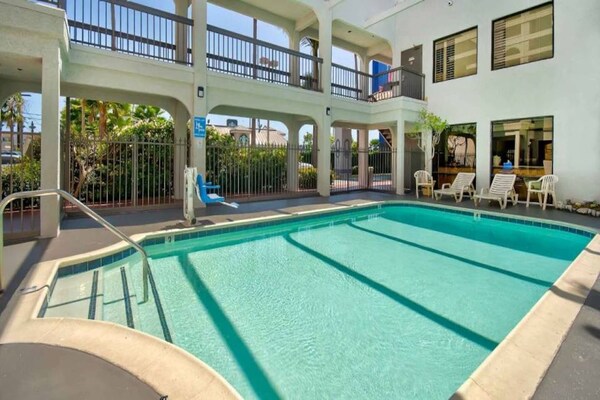 Foto van 2 tweepersoonsbedden (queensize) | Rookvrij - Vakantiehuis in Lawndale - Pool