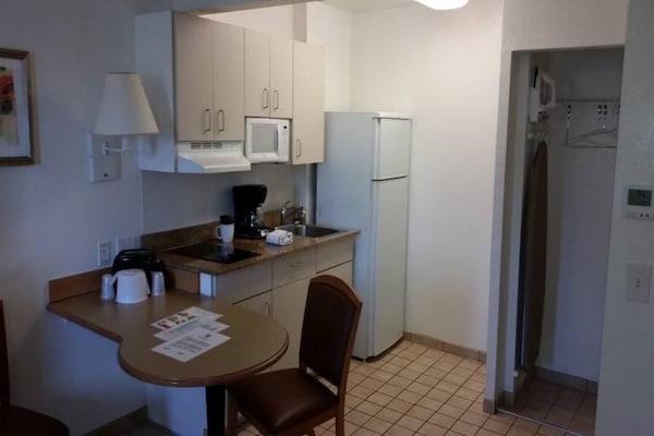 Foto van 2 tweepersoonsbedden | Rolstoeltoegankelijk/bad, NSMK - Facilities
