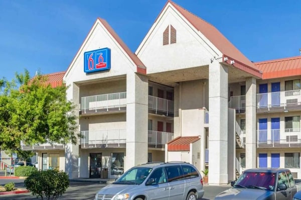Foto van 1 kingsize bed | Suite, NSMK, Keuken, Slaapbank - Vakantiehuis in Fresno CA - Facilities