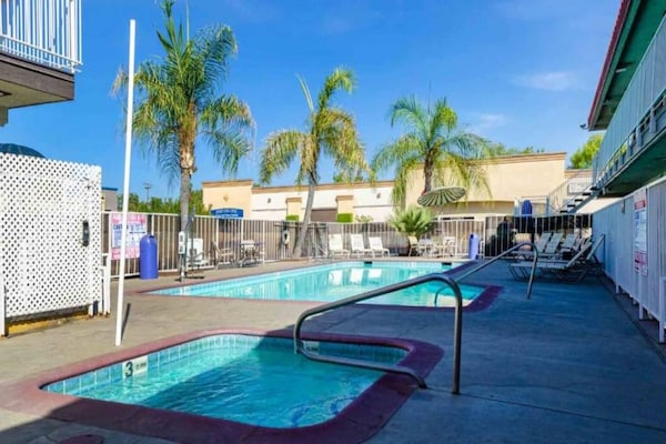 Foto van 1 kingsize bed | Suite, NSMK, Keuken, Slaapbank - Vakantiehuis in Fresno CA - Pool