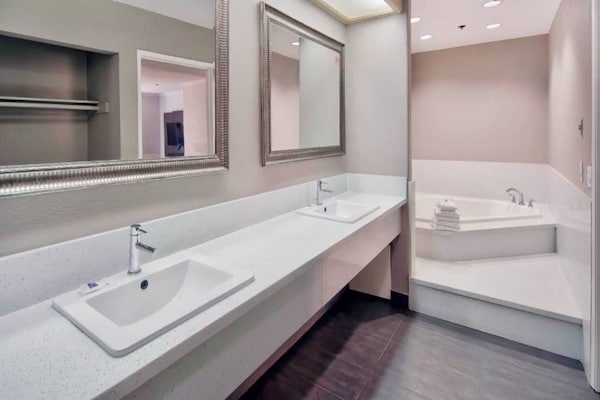 Foto van 2 Queensize Bedden | Roken - Vakantiehuis in Lawndale - BathRoom