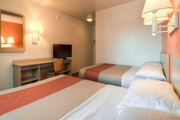 Foto van 2 tweepersoonsbedden | Minikoelkast - Vakantiehuis in Westminster - BedRoom