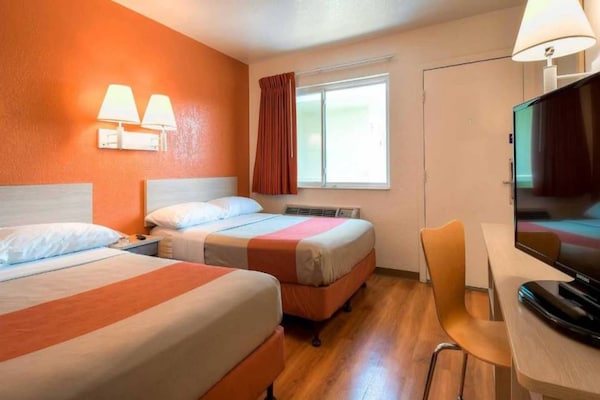 Foto van 2 tweepersoonsbedden | Minikoelkast - Vakantiehuis in Westminster - BedRoom