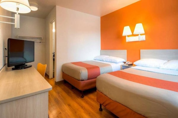 Foto van 2 tweepersoonsbedden | Minikoelkast - Vakantiehuis in Westminster - BedRoom