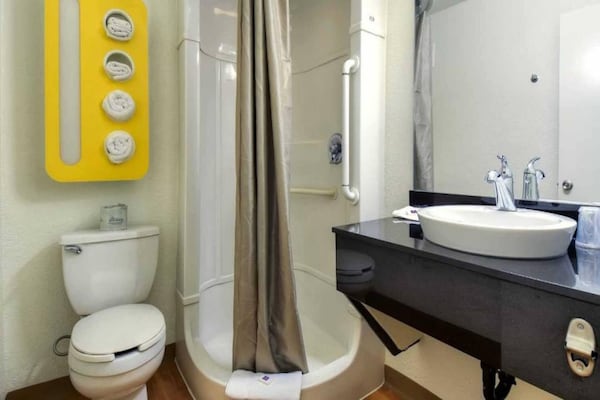 Foto van 2 tweepersoonsbedden | Minikoelkast - Vakantiehuis in Westminster - BathRoom