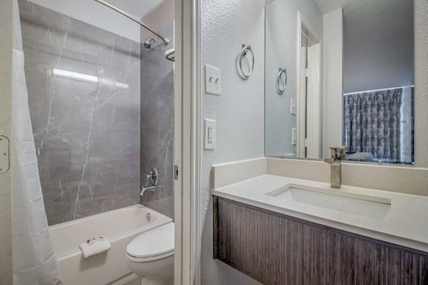 Foto van 1 kingsize bed | Rookvrij, koelkast - Vakantiehuis in Groves - Facilities