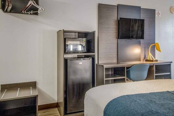 Foto van 1 kingsize bed | Rookvrij, koelkast - Vakantiehuis in Groves - Facilities