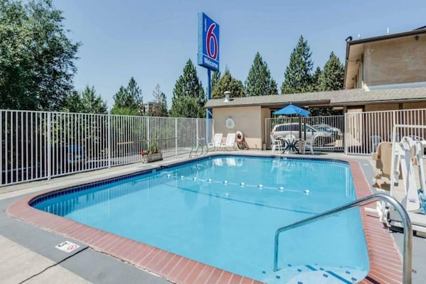 Foto van 1 tweepersoonsbed (queensize) | Rookvrij - Vakantiehuis in Spokane - Pool