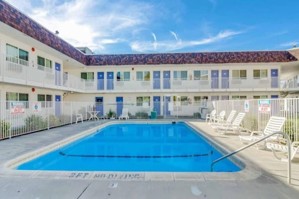 Foto van 2 tweepersoonsbedden | Niet-roken, koelkast - Vakantiehuis in Moses Lake - Pool