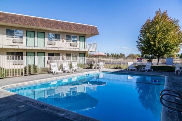 Foto van 2 tweepersoonsbedden | Niet-roken, koelkast - Vakantiehuis in Moses Lake - Pool
