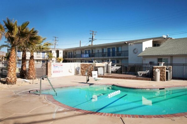 Foto van 2 tweepersoonsbedden | Niet-roken, koelkast - Vakantiehuis in Mojave - HotelSwimmingPool