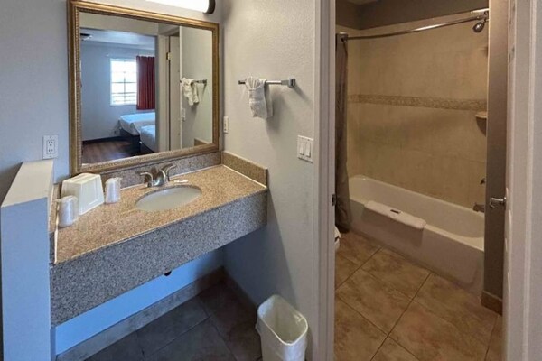 Foto van 2 tweepersoonsbedden | Niet-roken, koelkast - Vakantiehuis in Mojave - BathRoom