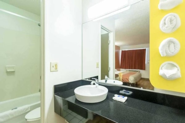 Foto van 1 kingsize bed | Rookvrij, koelkast - Vakantiehuis in CRAWFORDSVILLE - BathRoom