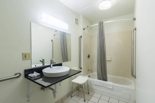 Foto van 1 kingsize bed | Rookvrij, koelkast - Vakantiehuis in CRAWFORDSVILLE - Facilities