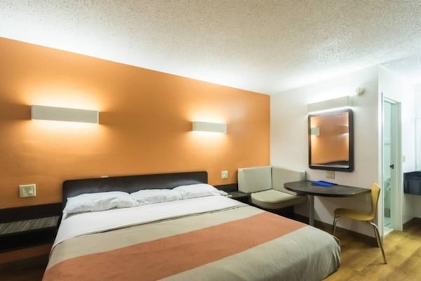 Foto van 1 kingsize bed | Rookvrij, koelkast - Vakantiehuis in CRAWFORDSVILLE - Facilities
