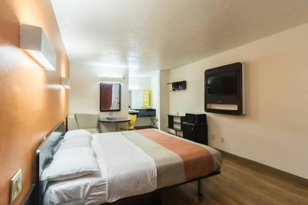 Foto van 1 kingsize bed | Rookvrij, koelkast - Vakantiehuis in CRAWFORDSVILLE - Facilities