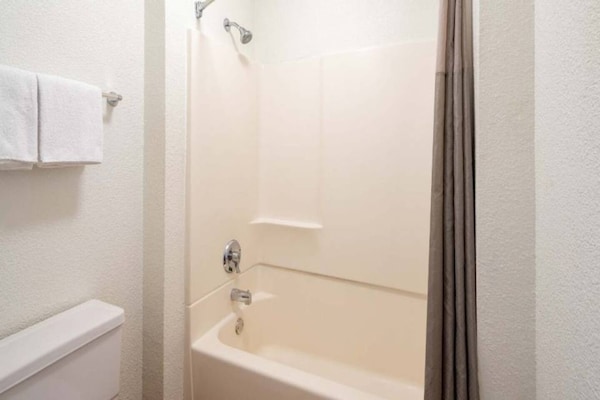 Foto van 1 tweepersoonsbed | Rolstoeltoegankelijke douche/minikoelkast - BathRoom