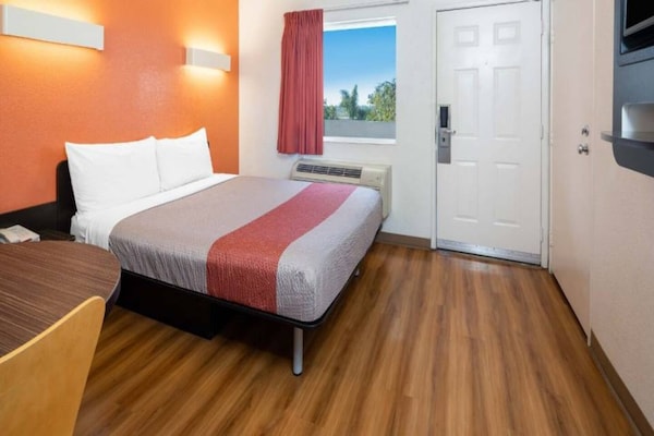 Foto van 1 tweepersoonsbed | Rolstoeltoegankelijke douche/minikoelkast - BedRoom