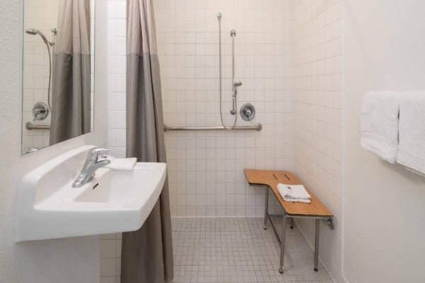 Foto van 1 tweepersoonsbed | Rolstoeltoegankelijke douche/minikoelkast - BathRoom