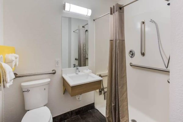 Foto van 2 tweepersoonsbedden | Roken toegestaan | Jacksonville - BathRoom