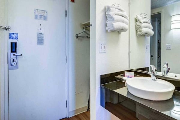 Foto van 1 kingsize bed | Nsmk, Micfridge - Vakantiehuis in Greenwood Village - BathRoom