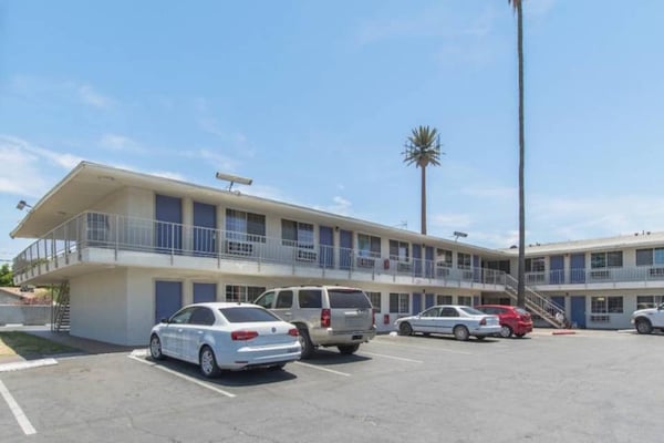 Foto van 1 Queensize Bed | Mobiliteit Toegang Ri Shwr Ns - Vakantiehuis in Bakersfield - Facilities